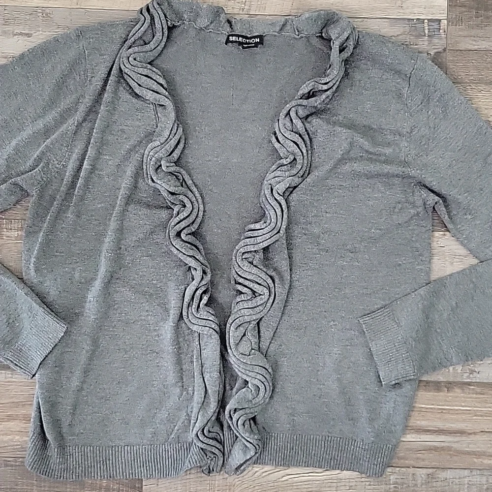 Women's Ruffled Sweater - Picture 2 of 5